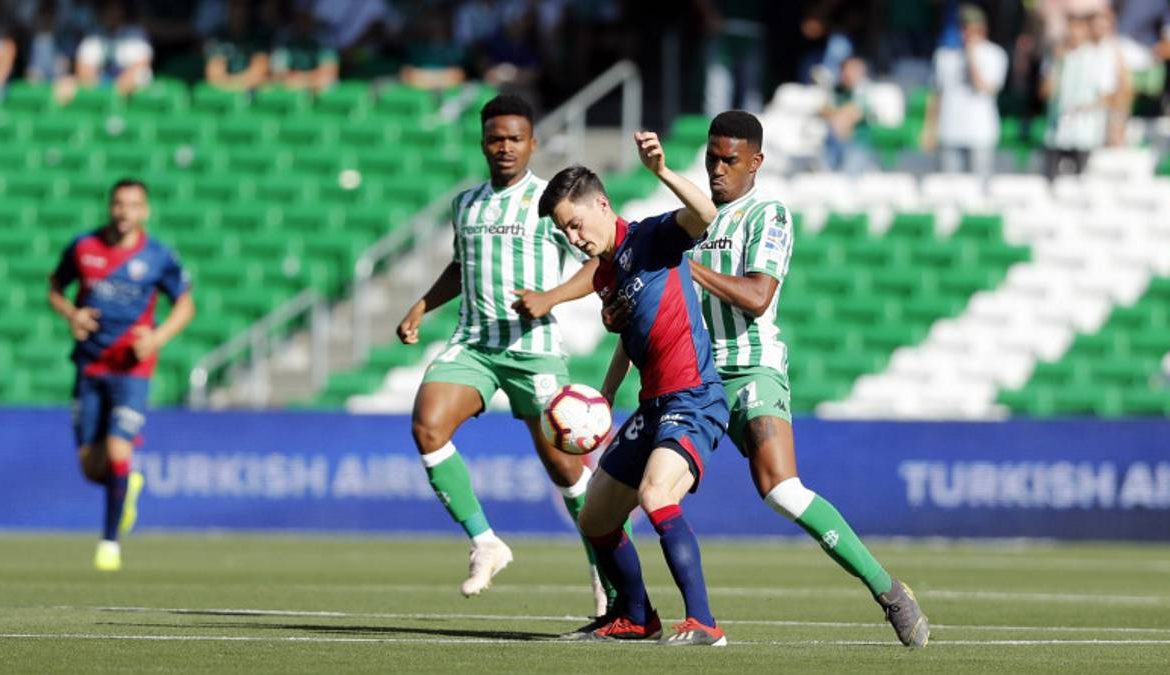 Crónica | Real Betis Balompié 2-SD Huesca  1: Joaquín deja como consuelo una victoria en el Villamarín