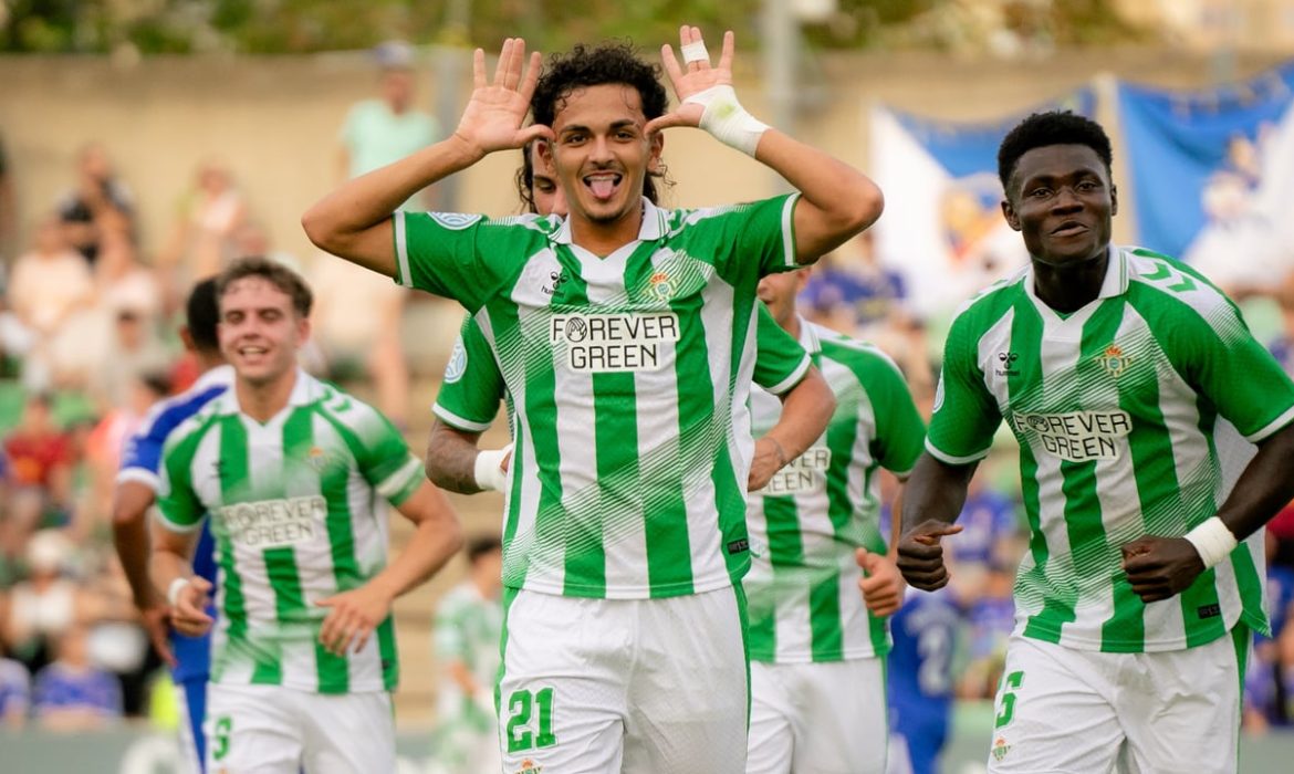 El Betis Deportivo se pone líder de su grupo con un Enzo Fierro que llama a la puerta del primer equipo