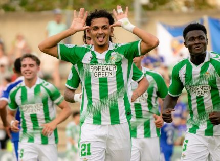 El Betis Deportivo se pone líder de su grupo con un Enzo Fierro que llama a la puerta del primer equipo