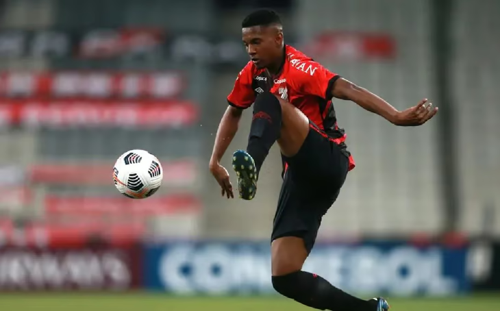 Abner Vinicius, juventud y descaro para el lateral izquierdo