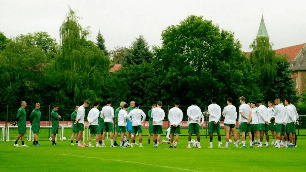 El Betis pone rumbo a Marbella con regresos y ausencias
